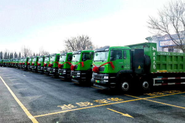 中國重汽新能源重卡南北兩地齊交付，共筑綠色運輸新生態！