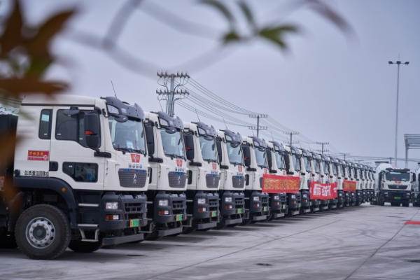 首季開門紅丨中國重汽豪沃重卡批量交付，賦能全場景運輸高質量發展