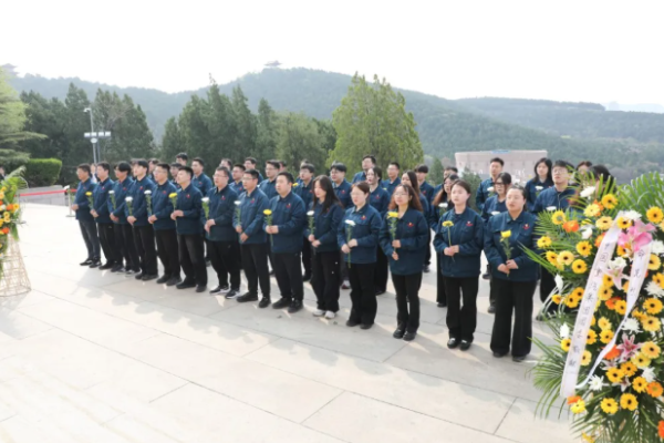 弘揚(yáng)英烈精神 賡續(xù)紅色血脈 | 中國(guó)重汽集團(tuán)組織開展清明祭掃活動(dòng)